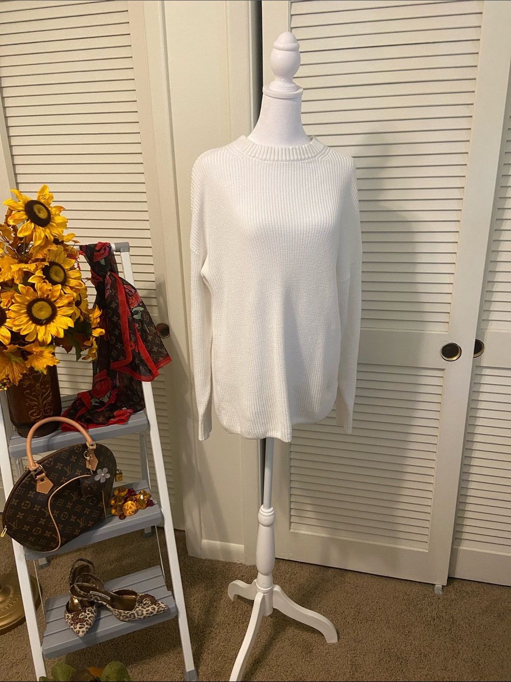 White Ribbed Crewneck Women's Sweater - Unbranded